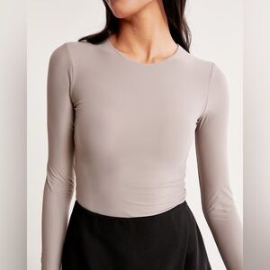 Abercrombie Soft Matte Seamless Tuckable Long-Sleeve Tee Size Small in Grey.